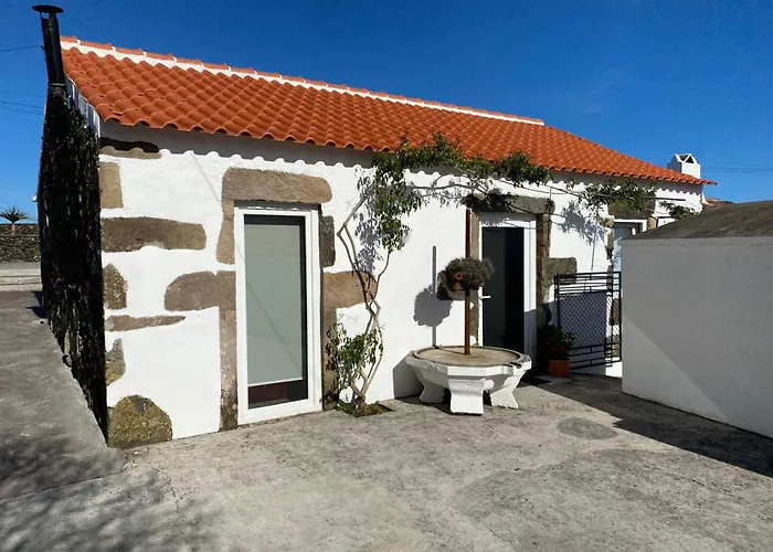 Charming Holiday House - House & Apartment