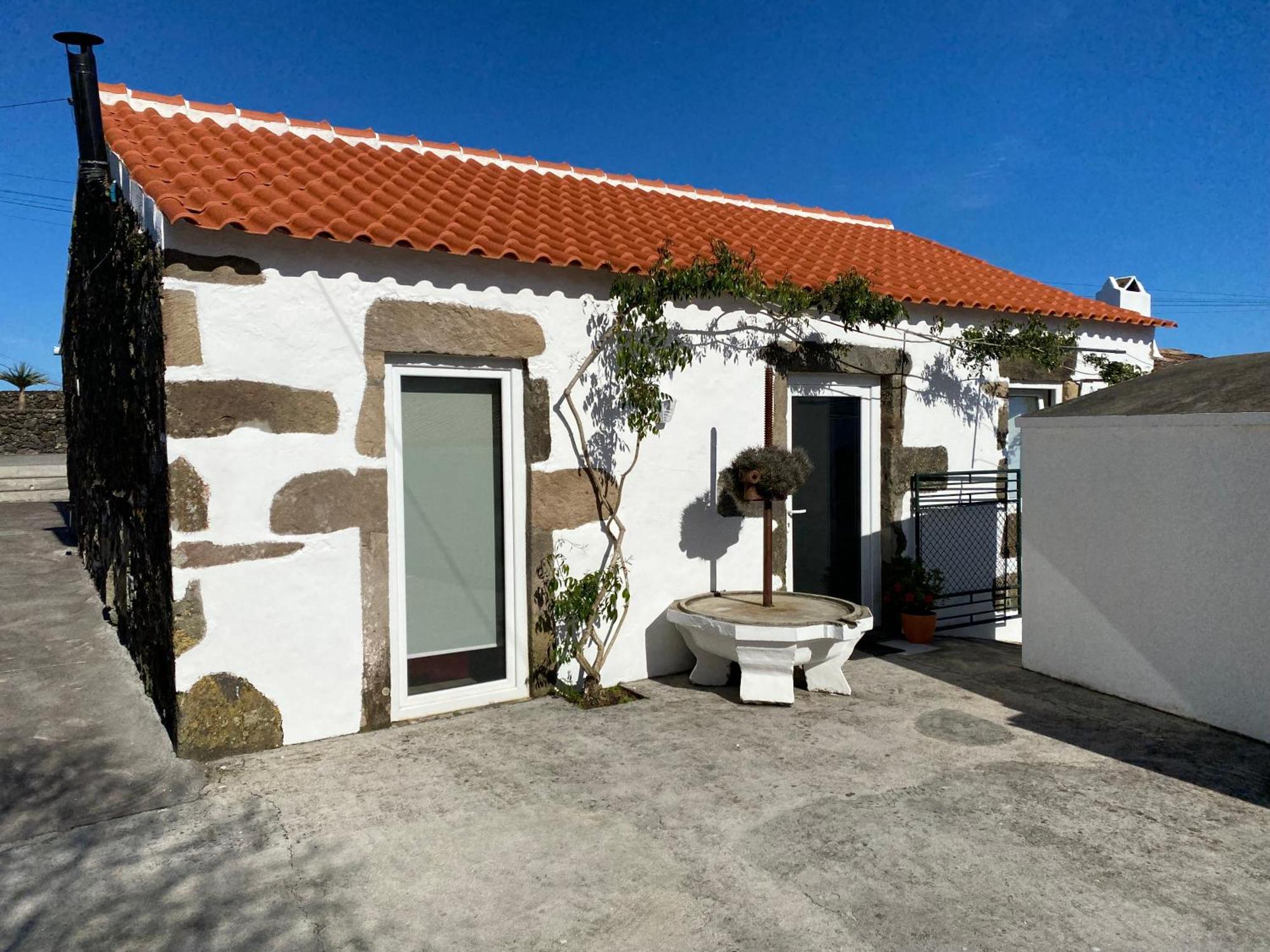 Charming House - House & *