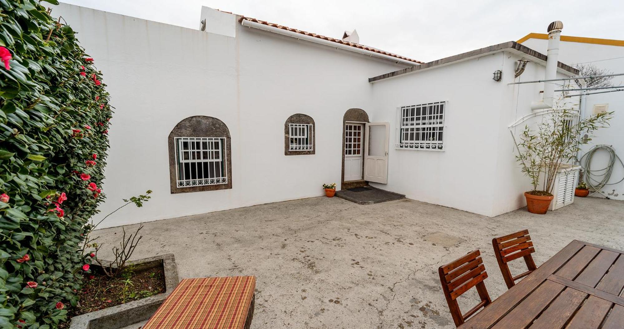 Charming House - House & * Biscoitos (Terceira)