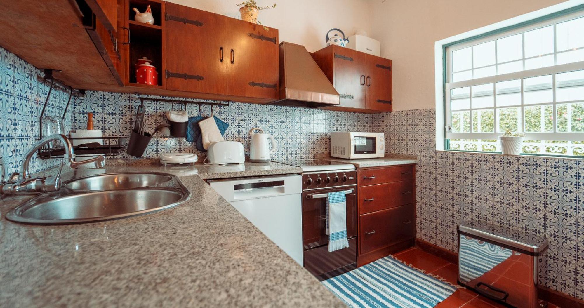Charming House - House & *